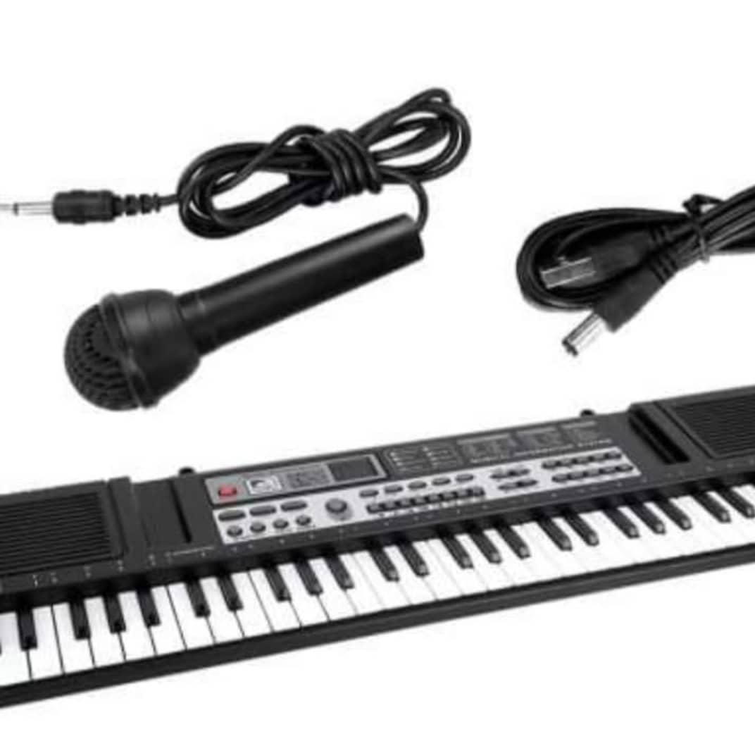 Piano apprentissage pour enfants et grande personne, ça prends clé USB, 61 touches et micro.