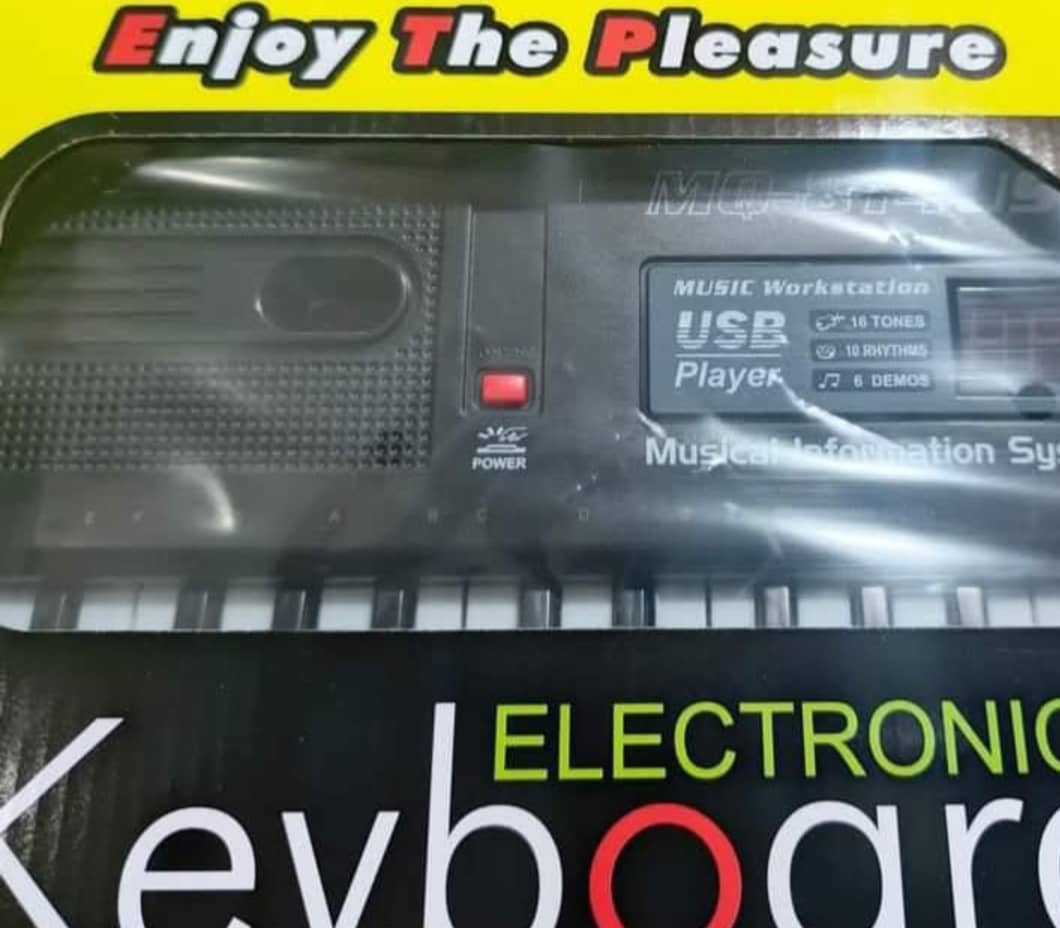 Piano apprentissage pour enfants et grande personne, ça prends clé USB, 61 touches et micro.